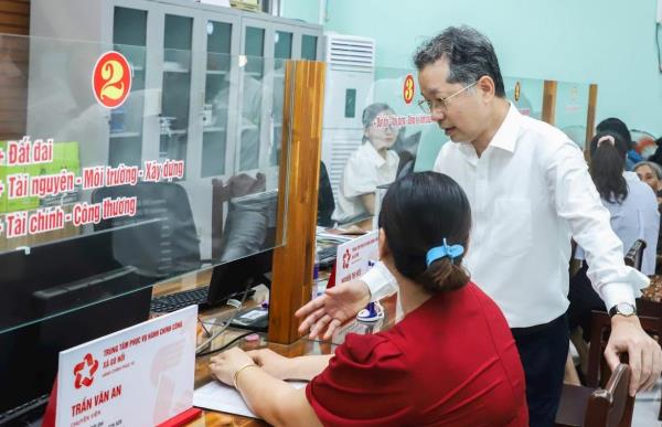 Bí thư Thành ủy Đà Nẵng Nguyễn Văn Quảng thăm, kiểm tra tại các Trung tâm phục vụ hành chính công