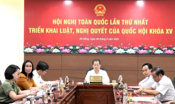 Thực hiện yêu cầu gắn kết chặt chẽ giữa xây dựng pháp luật với thực hiện pháp luật