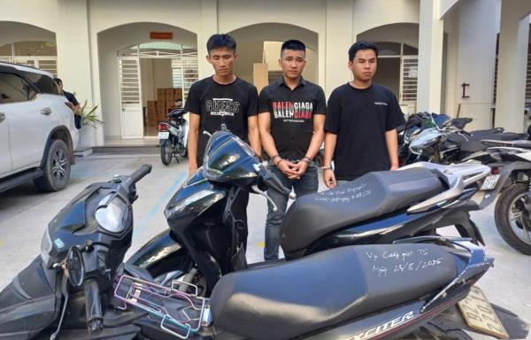 Bắt nhóm thanh niên chuyên cướp giật của du khách nước ngoài