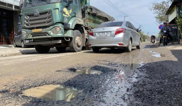 Xe tải cày nát tỉnh lộ 607B, mưa bụi tra tấn người dân