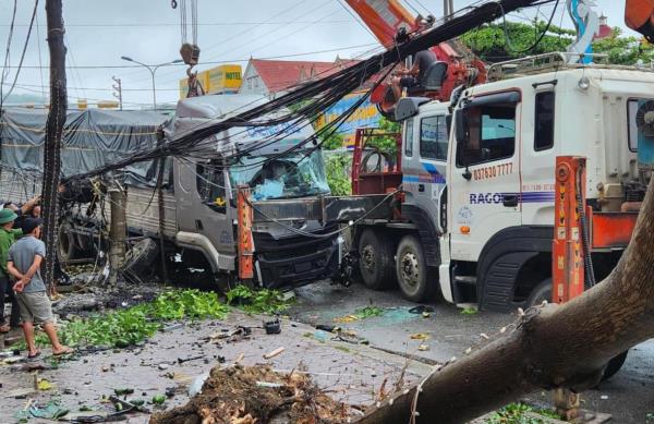 Xe khách hôn xe tải