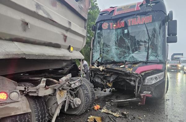 Tai nạn liên hoàn, 2 người thương vong