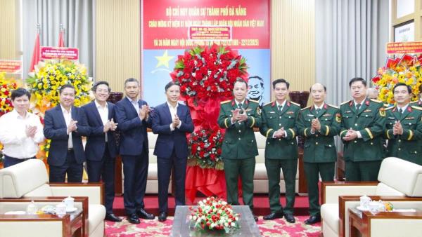 Lãnh đạo thành phố Đà Nẵng thăm, chúc mừng Bộ Chỉ huy Quân sự TP nhân ngày 22-12