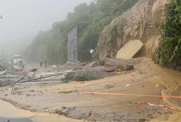 Miền Trung hứng chịu mưa lớn, nhiều nơi sạt lở, ngập nặng