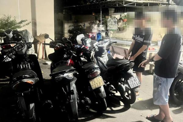 Đá xế bị… bế