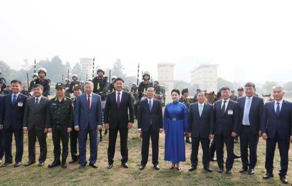 Chủ tịch nước Võ Văn Thưởng và Tổng thống Mông Cổ thăm Bộ Tư lệnh Cảnh sát Cơ động