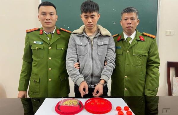 Quý tử chôm vàng tiết kiệm của mẹ rồi tạo hiện trường giả