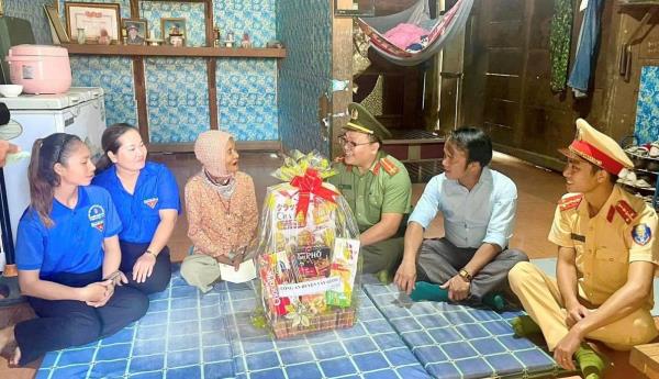 Tặng quà cho người có công cách mạng và gia đình khó khăn