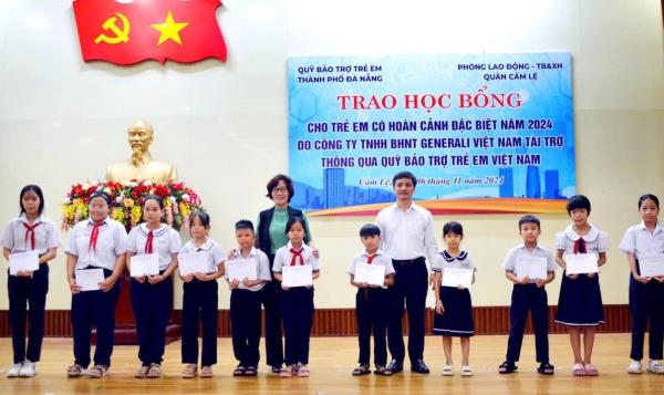 Trao học bổng 60 triệu đồng cho trẻ em có hoàn cảnh đặc biệt