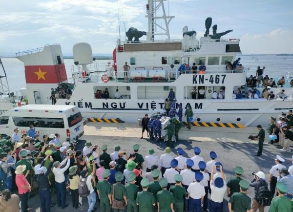 80 ngư dân Quảng Nam trở về từ 2 vụ chìm tàu ở Trường Sa: Nước mắt chảy ngược về phía biển