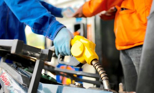 Giá xăng giảm nhiều nhất gần 1.800 đồng/lít