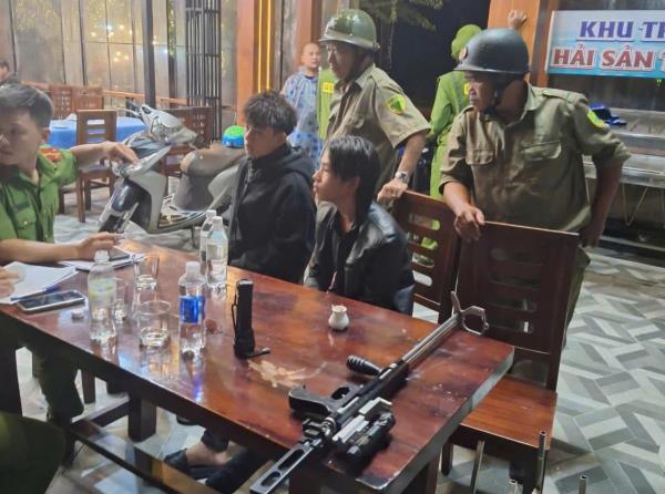 Cảnh sát 113 kịp thời khống chế, bắt giữ đối tượng dùng súng giải quyết mâu thuẫn