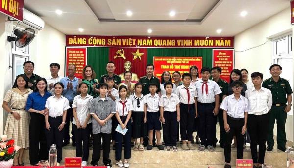 Trao hỗ trợ và tặng quà cho học sinh trước thềm năm học mới