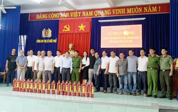 Phát động ủng hộ kinh phí tặng bình chữa cháy cho hộ nghèo