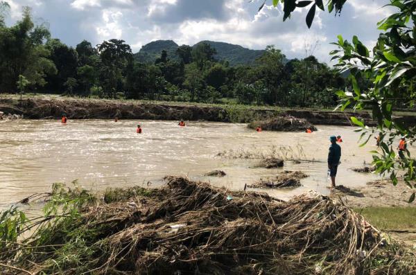 Tìm kiếm nam sinh bị cuốn trôi khi đi qua cầu tràn trong đêm