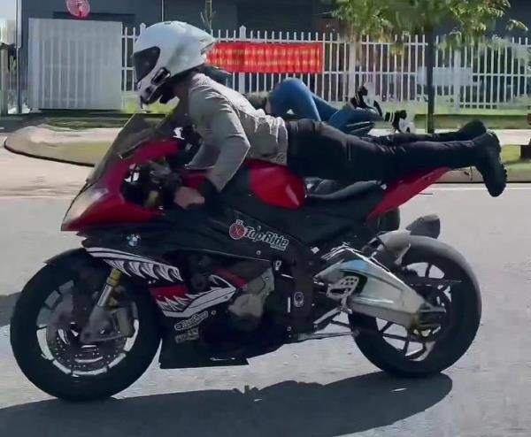 Lập biên bản người đàn ông dạy Ngọc Trinh nằm trên yên xe