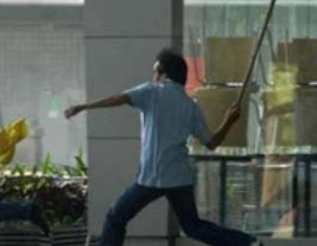 Nam vệ sỹ bất ngờ phát bệnh tấn công Phó Giám đốc ngân hàng