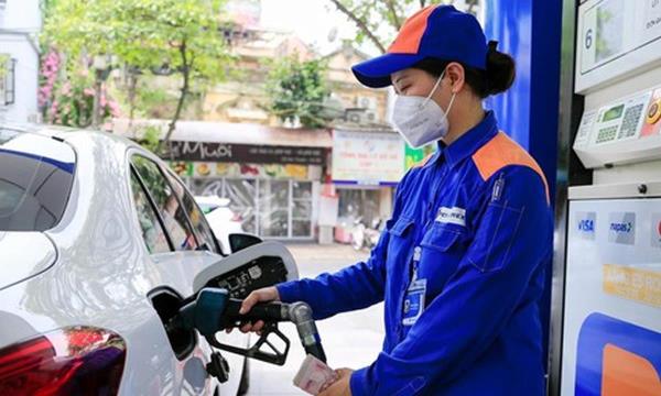 Giá xăng dầu giảm mạnh, xăng RON95 về mức 23.044 đồng/lít