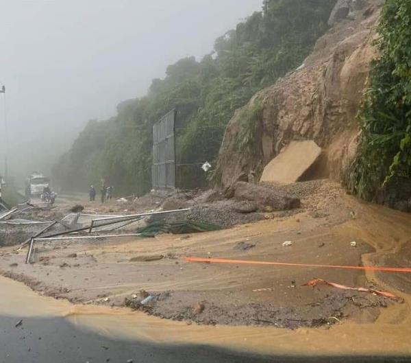 Sạt lở ở đèo Hải Vân, cấm xe lưu thông