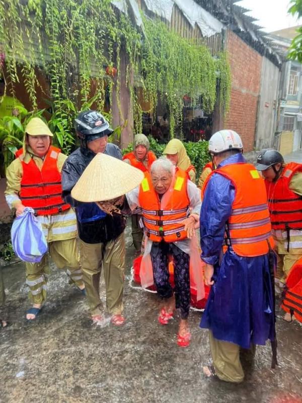 CBCS Công an quận Thanh Khê xuyên đêm hỗ trợ nhân dân đến nơi trú tránh an toàn