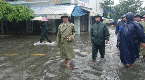 Bí thư Thành ủy Nguyễn Văn Quảng kiểm tra các điểm ngập úng