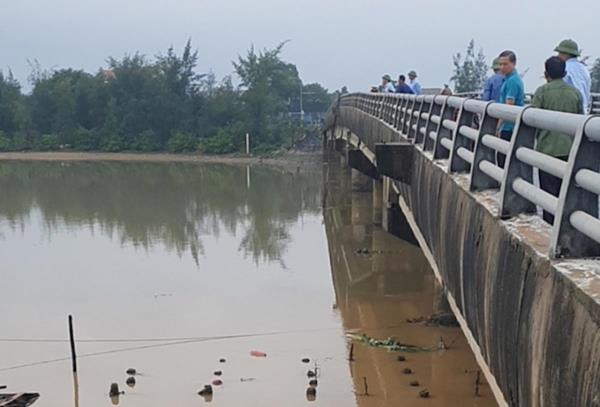 Tìm thấy thi thể nam sinh trượt chân rơi xuống sông Rác