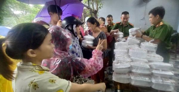 Sáng ngời hình ảnh người chiến sĩ Công an sát cánh cùng nhân dân trong mưa lũ