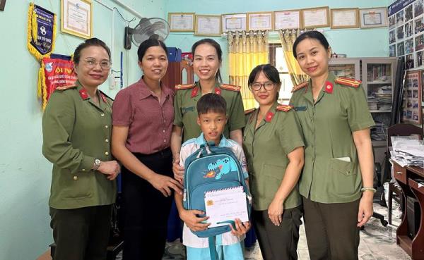 Phụ nữ Công an tỉnh Thừa Thiên-Huế: Làm nhiều việc tốt cho đời