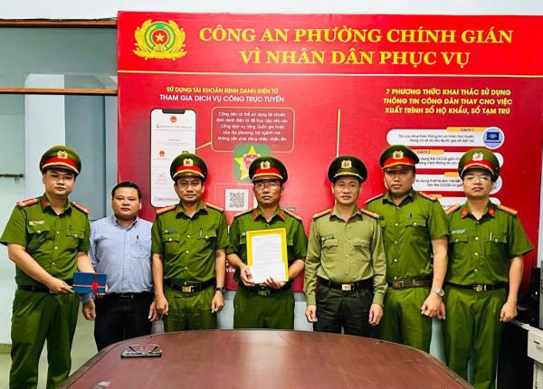 Khen thưởng Công an phường Chính Gián về thành tích truy bắt tội phạm