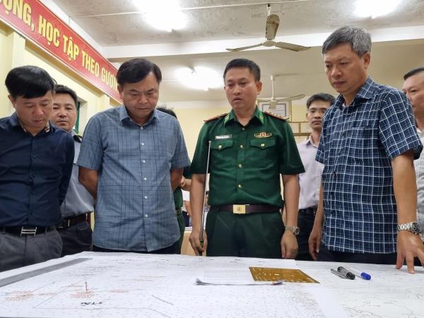 Tranh thủ giờ vàng để cứu 13 ngư dân mất tích