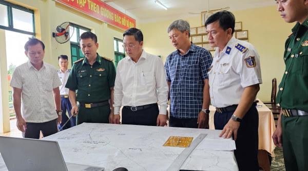 Khẩn cấp cứu nạn 13 ngư dân trên tàu câu mực của Quảng Nam bị chìm tại Song Tử Tây