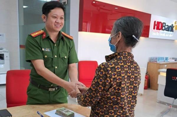 Ngăn chặn vụ lừa tiền người già