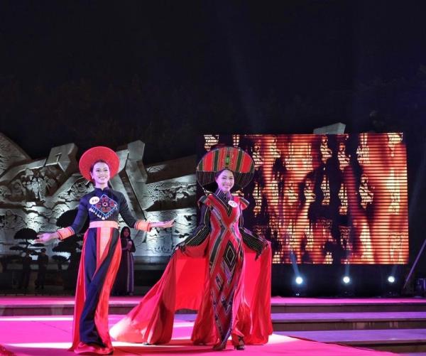 Nhà thiết kế Minh Hạnh tổ chức show thời trang thổ cẩm tại Gia Lai