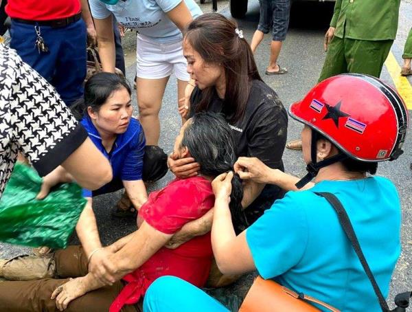 Bộ trưởng Bộ Giáo dục  Đào tạo thăm hỏi thầy , trò các tỉnh chịu ảnh hưởng mưa lũ