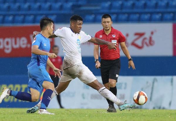 Đai vô địch V.League 2023/24: Những gương mặt thách thức