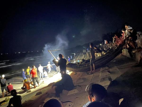 Thừa Thiên Huế: Tìm thấy thi thể hai học sinh tắm biển mất tích