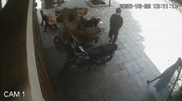 Video trộm phá khóa nhảy xe máy, bị chủ phát hiện đuổi chạy có cờ