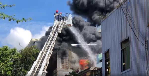 Dập tắt cháy lớn tại cửa hàng nhựa