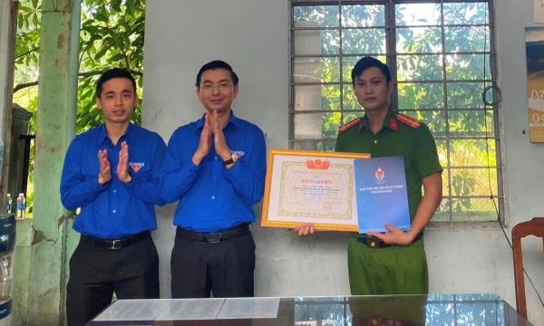 Cán bộ Công an xã Hòa Tiến được tặng giải thưởng Thanh niên sống đẹp cấp Trung ương