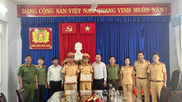 Khen thưởng hai cán bộ Cảnh sát giao thông kịp thời cứu hai em học sinh đuối nước
