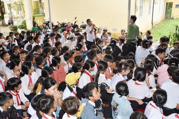 Tuyên truyền kiến thức pháp luật cho đồng bào, học sinh vùng cao