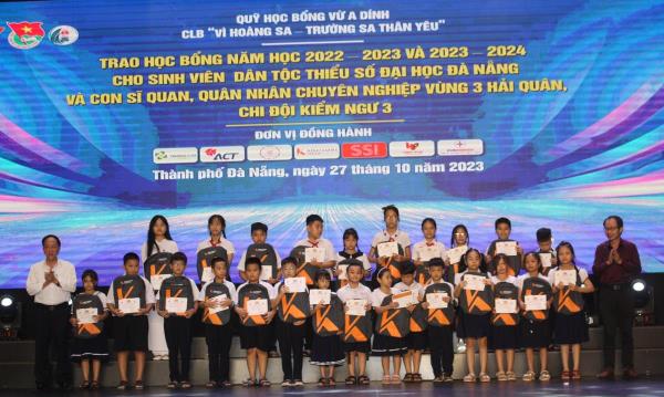 Trao học bổng Vừ A Dính  kết nạp hội viên CLB Vì Hoàng Sa – Trường sa thân yêu