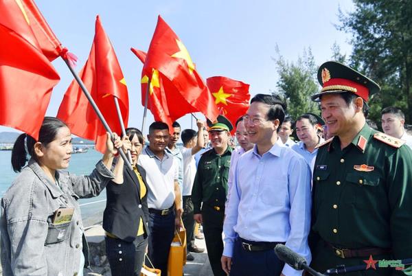 Chủ tịch nước Võ Văn Thưởng thăm quân và dân huyện đảo Cô Tô