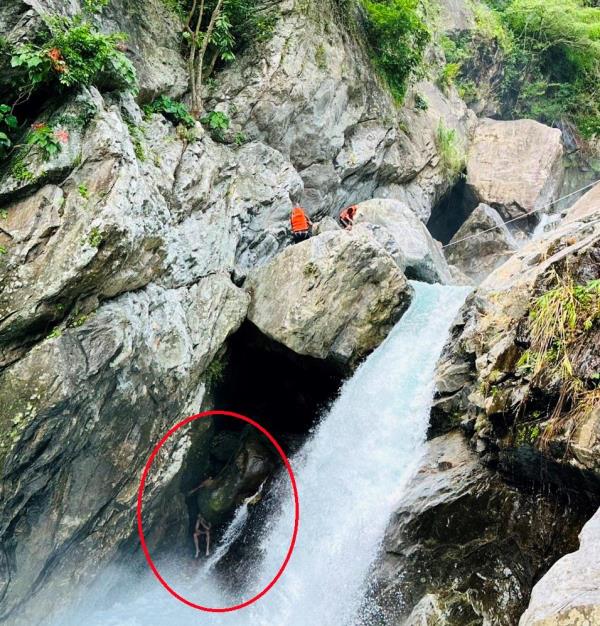 Cảnh sát  PCCC và CNCH đu dây cứu du khách nước ngoài mắc kẹt giữa thác nước ở Hòa Bắc