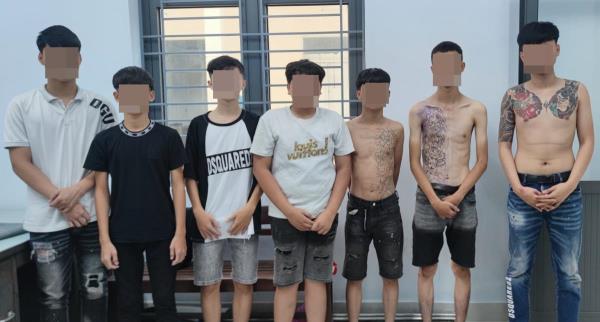 Mang đao, bình xịt hơi cay để chuẩn bị đánh nhau thì đụng 8394 của Đà Nẵng