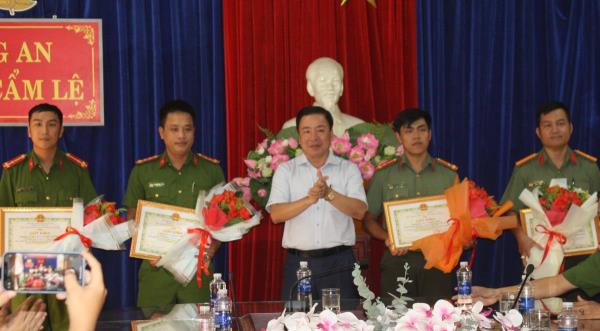 Khen thưởng đột xuất CAQ Cẩm Lệ và Phòng An ninh mạng và phòng, chống tội phạm sử dụng công nghệ cao