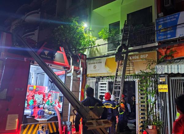 Kịp thời đưa 3 người ra ngoài an toàn trong vụ cháy nhà ở Đà Nẵng