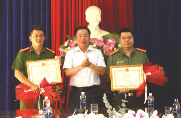 Chủ tịch UBND quận Cẩm Lệ khen thưởng lực lượng phá vụ án cưỡng đoạt tài sản