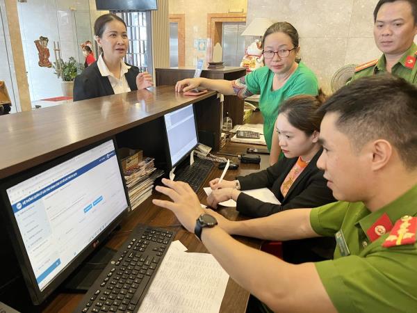 Công an đến tận cơ sở tuyên truyền, hướng dẫn phần mềm thông báo lưu trú ASM