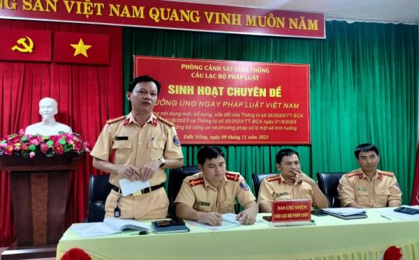 CBCS Phòng CSGT Đắk Nông sinh hoạt câu lạc bộ pháp luật hưởng ứng ngày pháp luật Việt Nam